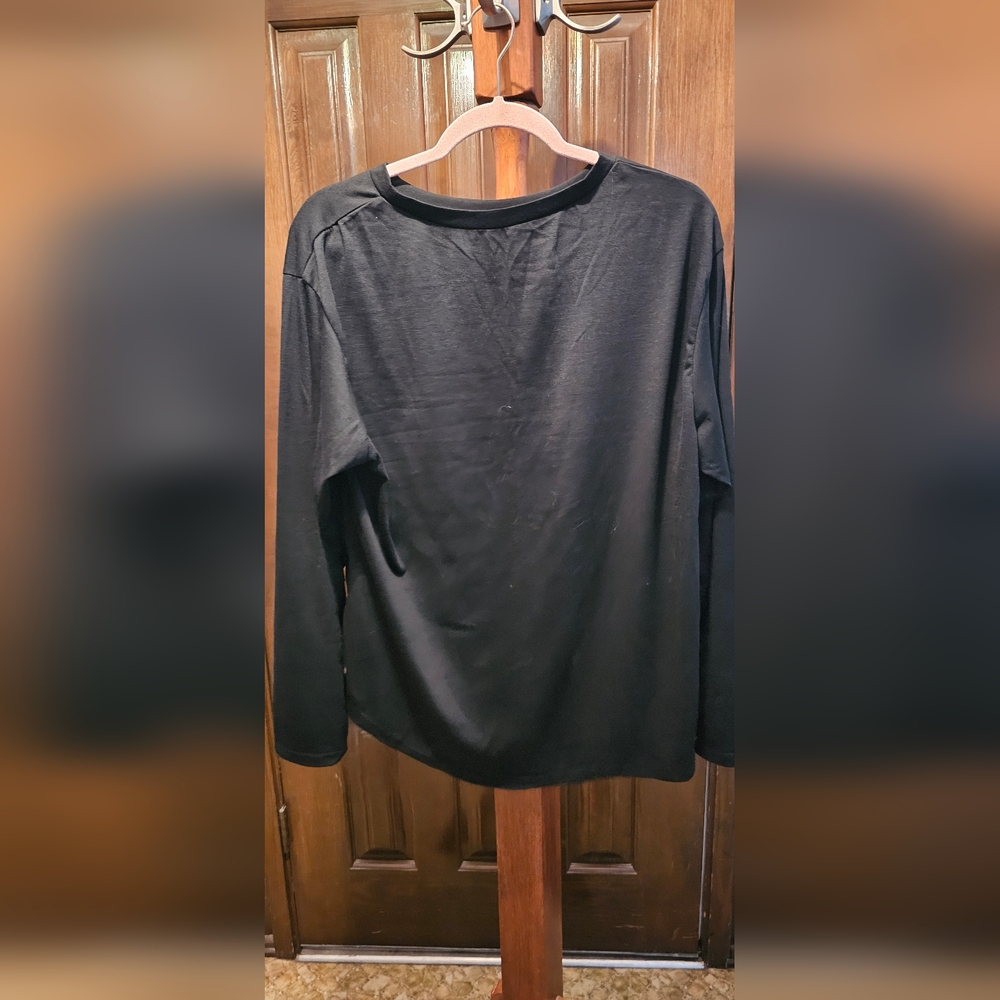 Women's Black Long-Sleeve Crewneck Shirt